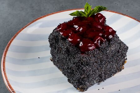 Маковый с вишней