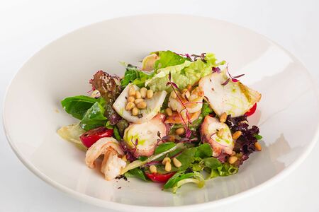 Салат из осьминога, креветок и кальмара с томатами черри и кедровыми орешкам