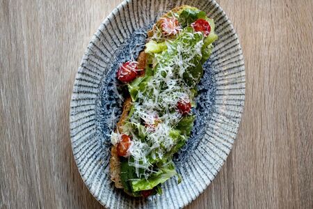 Тост с гуакамоле, листом салата и томатами черри