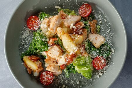 Салат тёплый с курицей и беконом