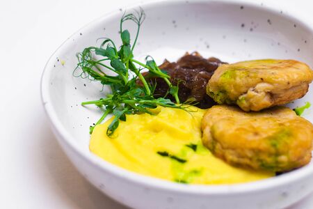 Котлетки из судака на луковом конфитюре с картофельным пюре