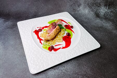 Утиная грудка Су-вид с чатни из груши под вишневым соусом