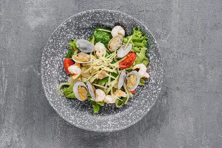 Салат с морепродуктами в тайском стиле