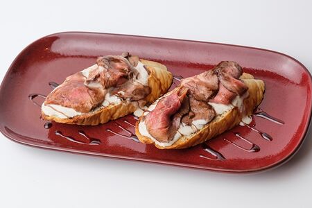 Дуэт брускетта с ростбифом