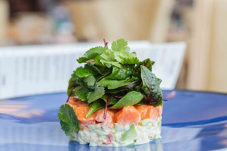 Тартар из дикого лосося и краба