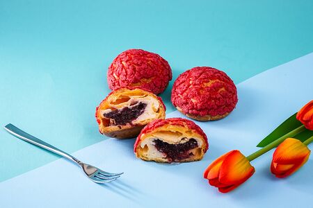 Пирожное Шу с клубничным джемом