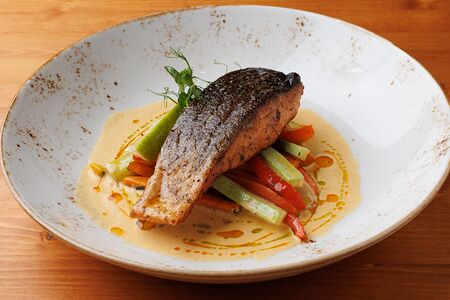 Лосось с овощами и сливочном соусе