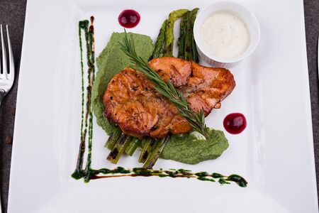 Стейк из семги на подушке из спаржи 