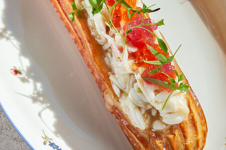 Эклер с крабом