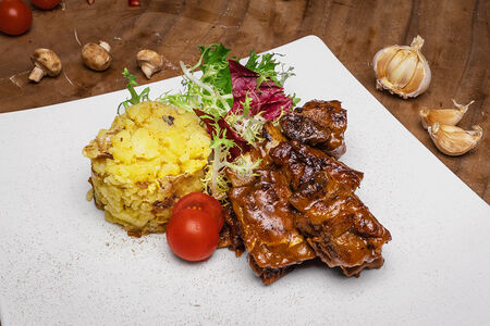 Телячьи ребра с толченной картошкой