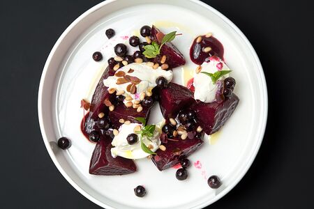 Печеная свекла с кремом из козьего сыра