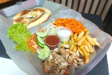 Денер на тарелке с курицей