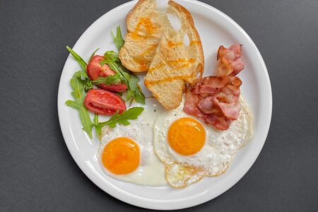 Глазунья с беконом