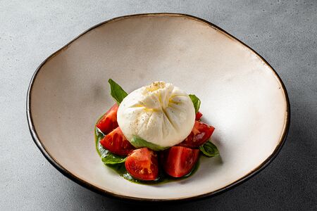 Буррата с томатами