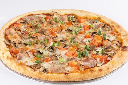 Пицца с беконом и грибами