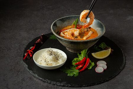 Том ям с морепродуктами