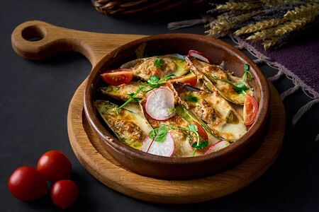 Запечённые мидии в сливочном соусе под моцареллой