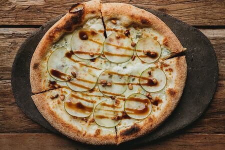 Горгонзола, груша, сливочный соус