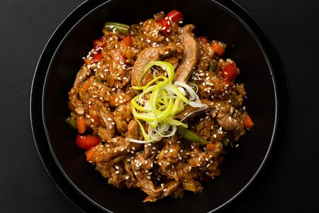 Рис Wok со свининой и овощами