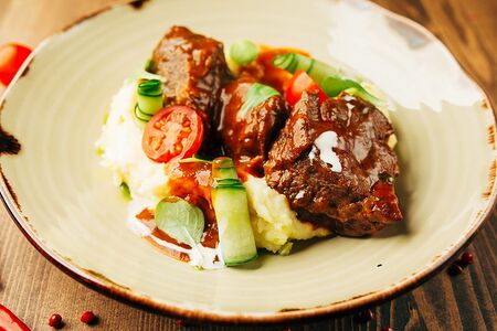 Томленые телячьи щечки с пюре из печеного картофеля