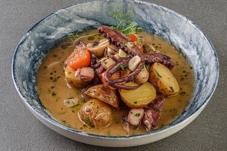 Щупальца осьминога с картофелем и грибами