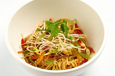 Удон с курицей и овощами