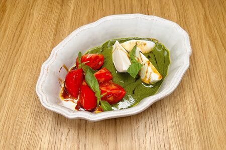 Моцарелла со спелыми томатами и Песто из базилика