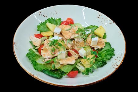 Салат с куриной грудкой, свежим ананасом и сыром камамбер