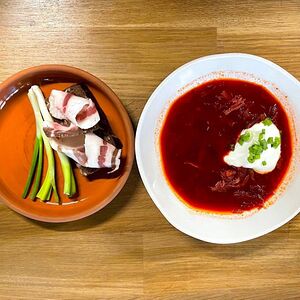 Борщ с томленой говядиной, грудинкой и копчёной сметаной