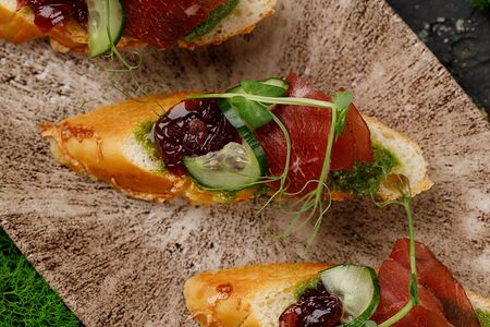 Брускетта с сыровяленой говядиной