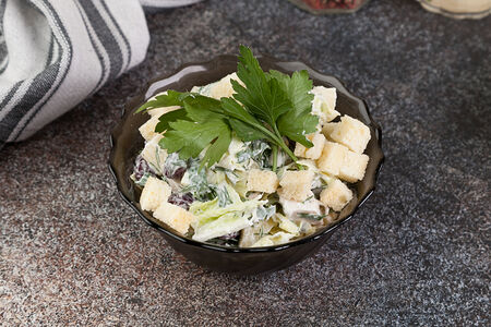 Салат с куриной грудкой, сыром и фасолью