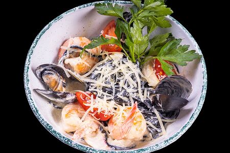 Паста с чернилам каракатицы и морепродуктами