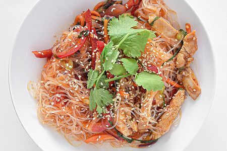 Вок с овощами и курицей