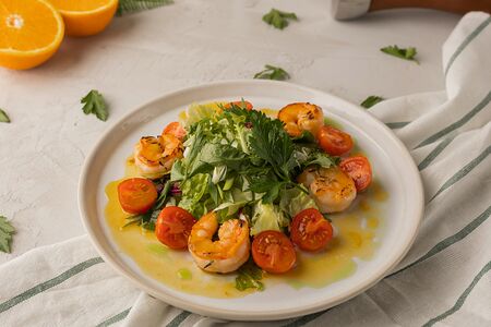 Салат с креветками под апельсиновым соусом