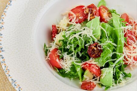 Салат с авокадо, вялеными томатами и выдержанным пармезаном