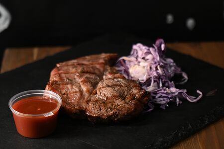 Стейк из cвинoй шеи