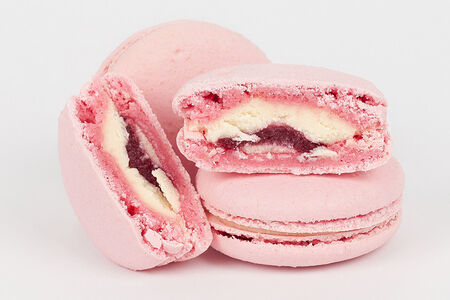 Макарон Малина-белый шоколад