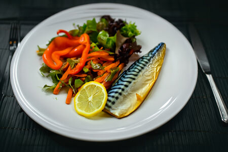 Скумбрия запеченная с овощами