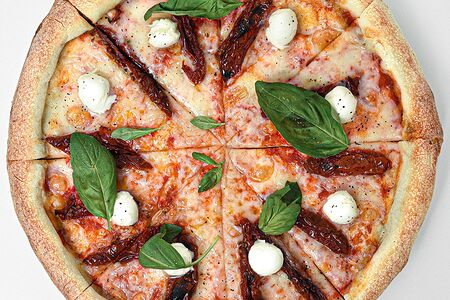 Пицца с вялеными томатами и страчателлой