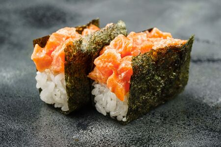 Гункан с лососем