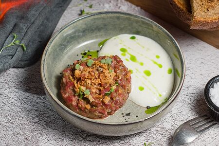 Из говядины с соусом BBQ и муссом из пармезана