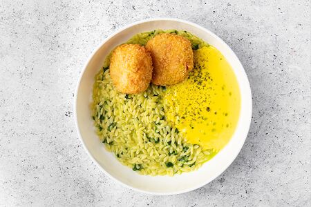 Крабовые котлеты с риссини и соусом берблан