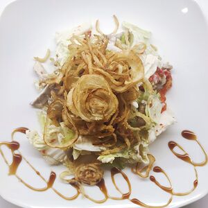 Салат с бужениной и луком фри