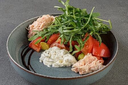 Салат с крабом, лангустином, авокадо и страчателлой