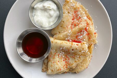 Блинчики с ягодным джемом и сметаной