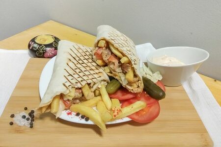 Руссо-Белоруссо - шаверма с курицей и картофелем фри по-белорусски