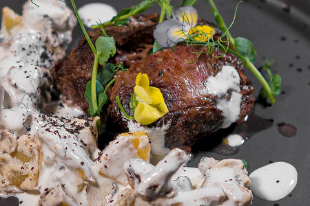 Говяжья щечка с картофелем и грибами в сливочном соусе