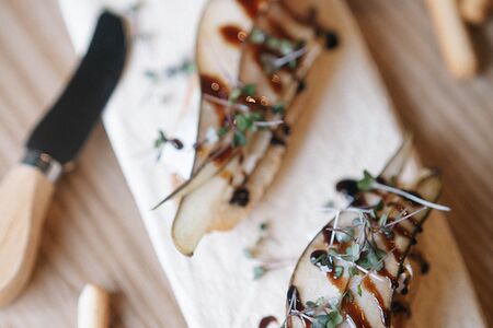 Мини тосты с сыром бри и грушей