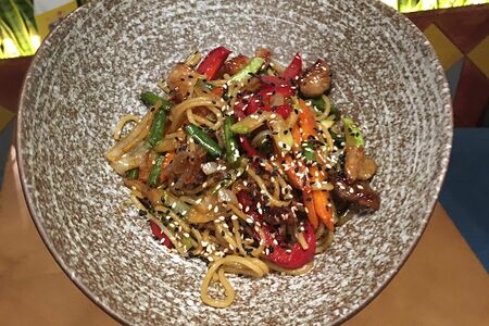 Лапша со свининой и овощами в соусе терияки