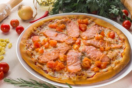 Пицца с лососем